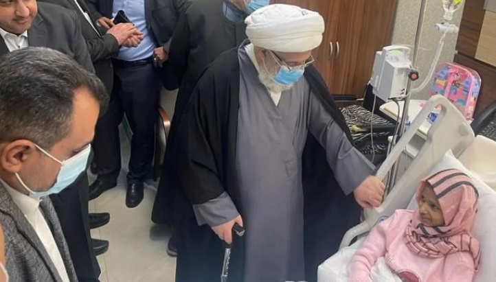 بعيداً عن ضجيج السياسة والإعلام يدير بحكمته وعكازه عشرات المشاريع الإنسانية في العراق