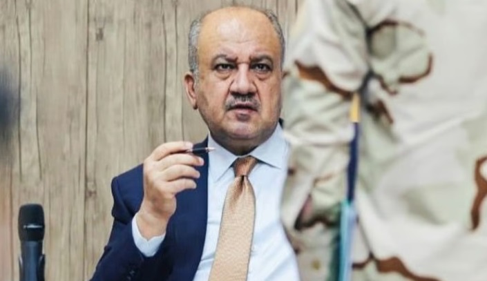 وزير الدفاع يوجه باستبدال “الباج العسكري” لكافة المراتب والضباط بهوية عسكرية