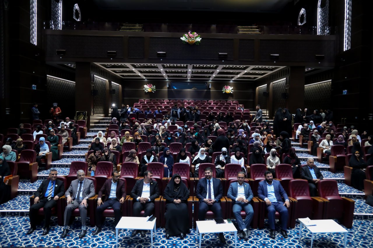 في فعالية "بسمة عيد" العتبة الحسينية تكرم الطالبات اليتيمات المتفوقات في جامعة الزهراء للبنات(صور)