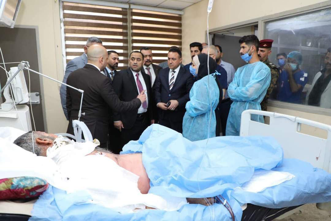 وزير الكهرباء يتابع ميدانيا الحالة الصحية لمنتسب تعرض إلى صعقة كهربائية