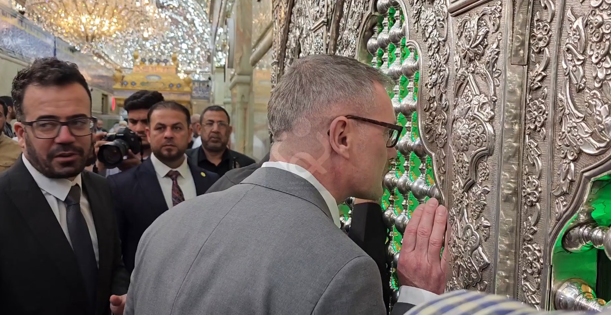 السفير الدنماركي في حضرة الامام الحسين : تشرفت جدا بالزيارة (فيديو)