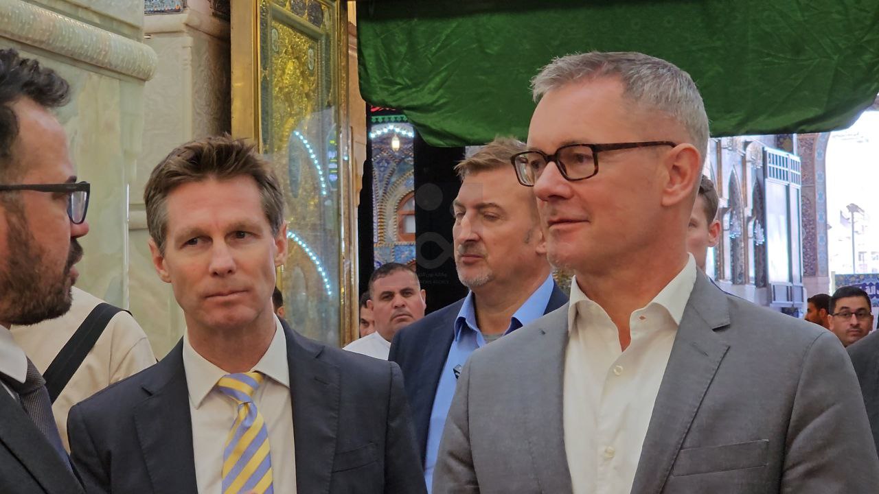 بالصور:السفير الدانيماركي ونائب رئيس البعثة الاسترالية يزوران ضريح الامام الحسين (عليه السلام)