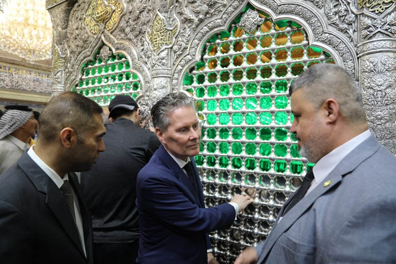 السفير الهولندي يزور كربلاء والعتبات المقدسة :تأثرت بمرقد الحسين وقصته الحزينة(فيديو)