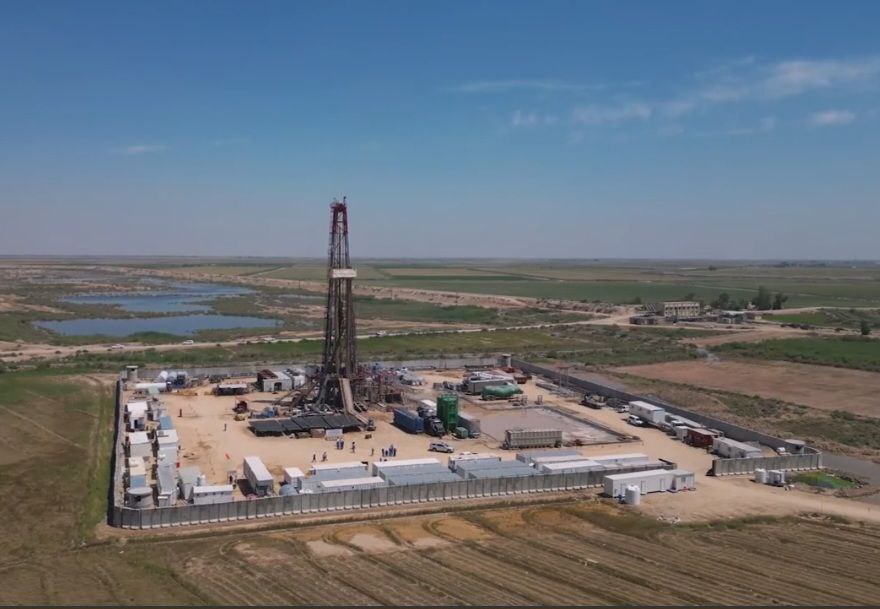 النفط تبرم عقداً لحفر (15) بئراً في حقل شرقي بغداد