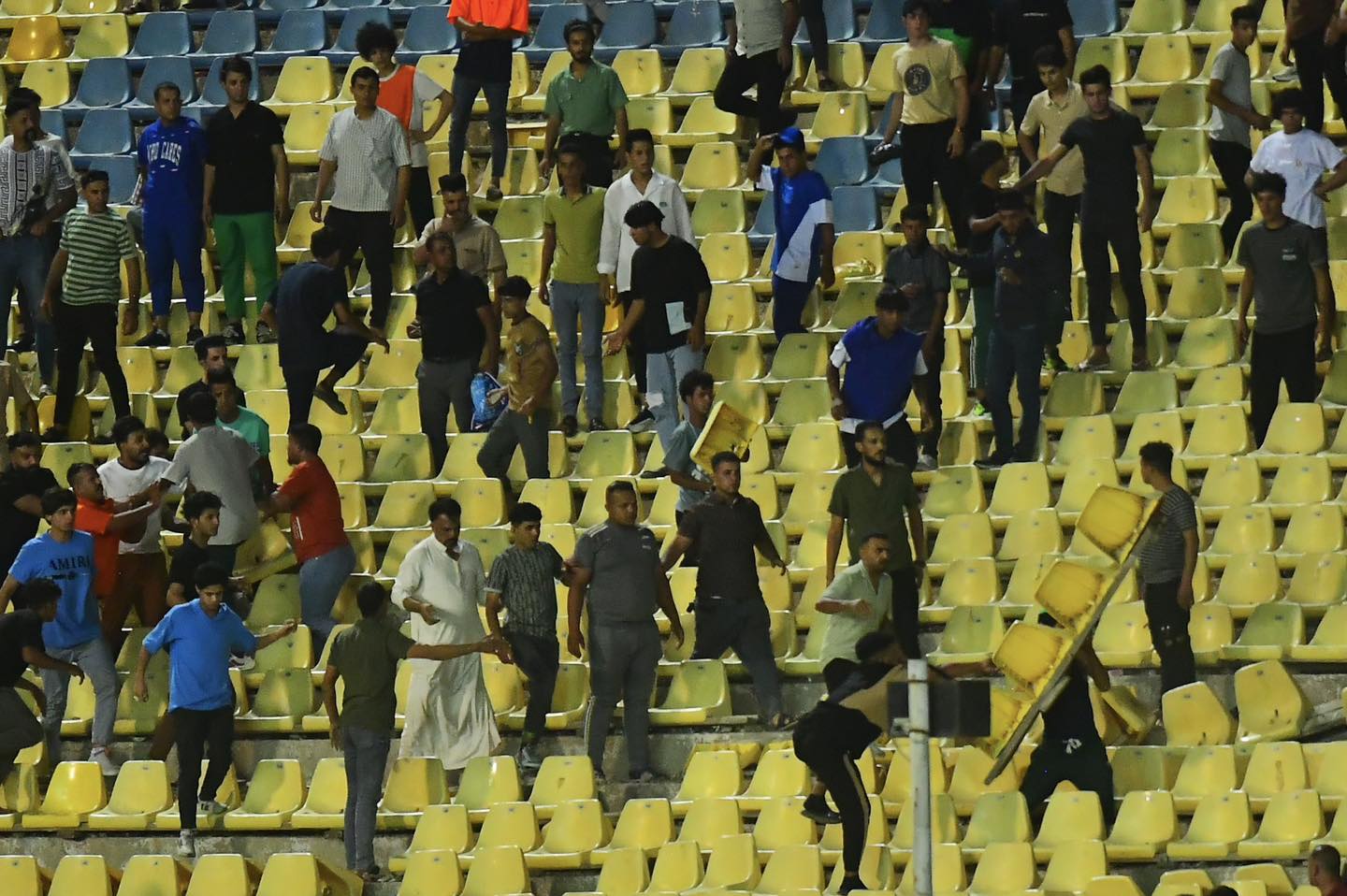 بالصور:جماهير نادي القاسم تسبب اضرار في مقاعد ملعب الشعب اثناء مباراتهم يوم أمس امام نادي الكهرباء !