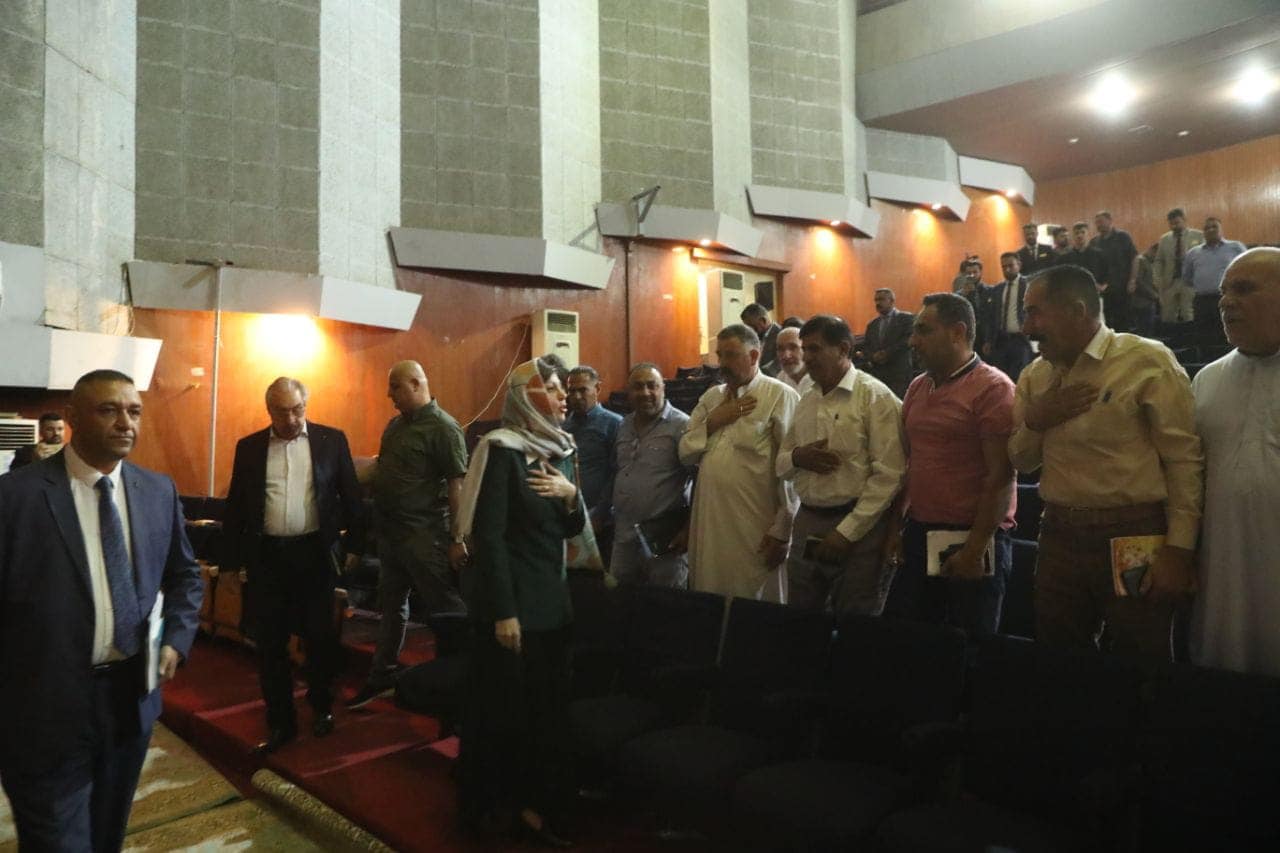 من كربلاء المقدسة.. وزيرة الهجرة تلتقي أكثر من ١٥٠ مواطنا من فئات عناية الوزارة وتوجه بحل مشاكلهم سريعا