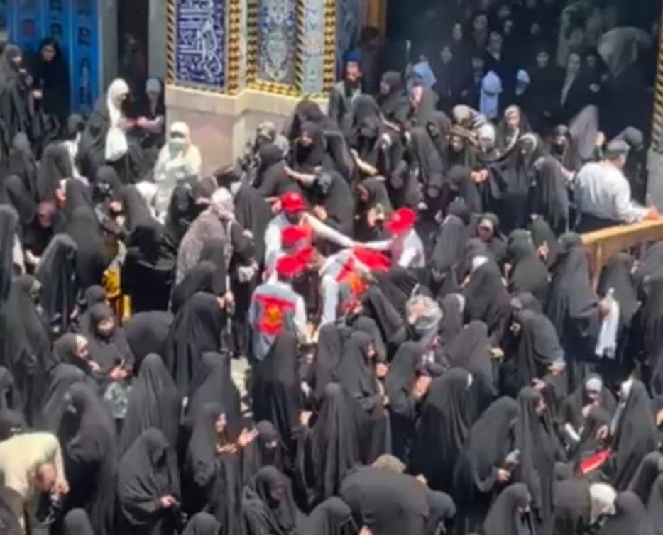 اصيبت بجلطة قلبية.. انقاذ زائرة من الموت قرب المراقد المقدسة في كربلاء (فيديو)