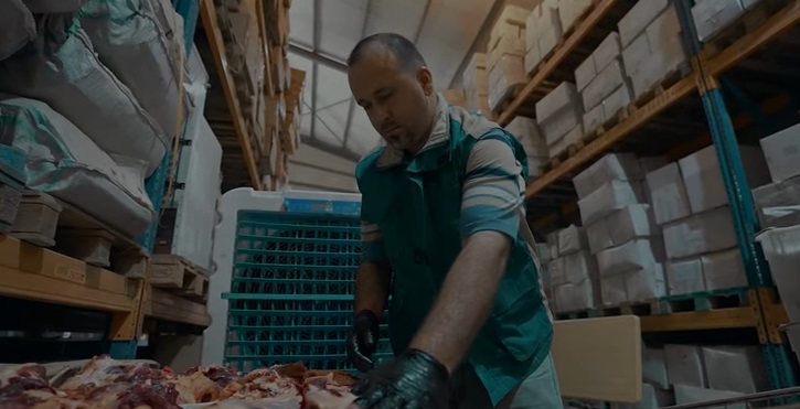 فيديو:مؤسسة العين التي يرعاها السيستاتي توزع نحو (٤٠) الف كيلوغرام من لحوم الاضاحي على الايتام