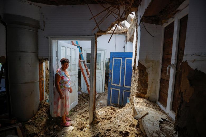 بالصور : بعد شهر من تدمیر السد في أوكرانيا ، يعيش القرويون في منازل مدمرة