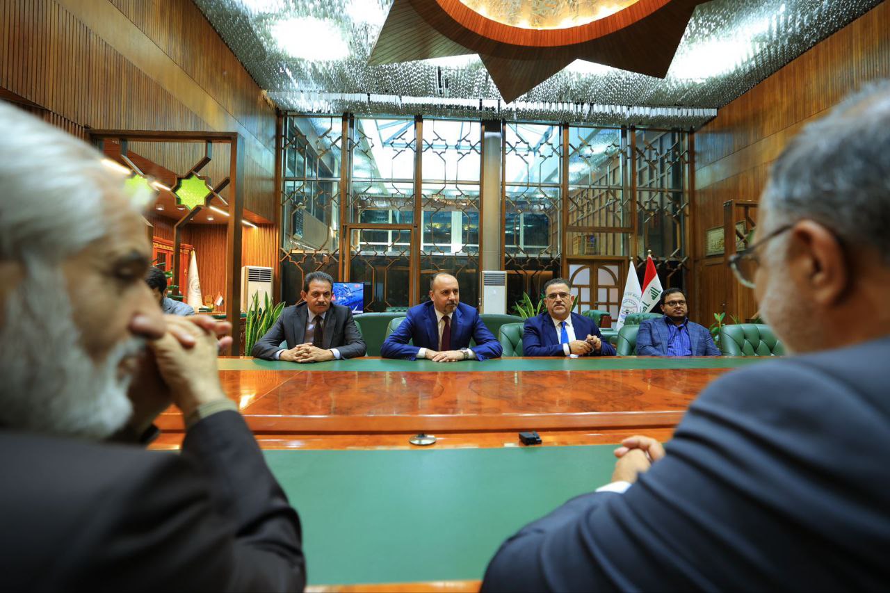 امين بغداد وامين طهران يبحثان التعاون الثنائي وتعزيز العلاقات المشتركة