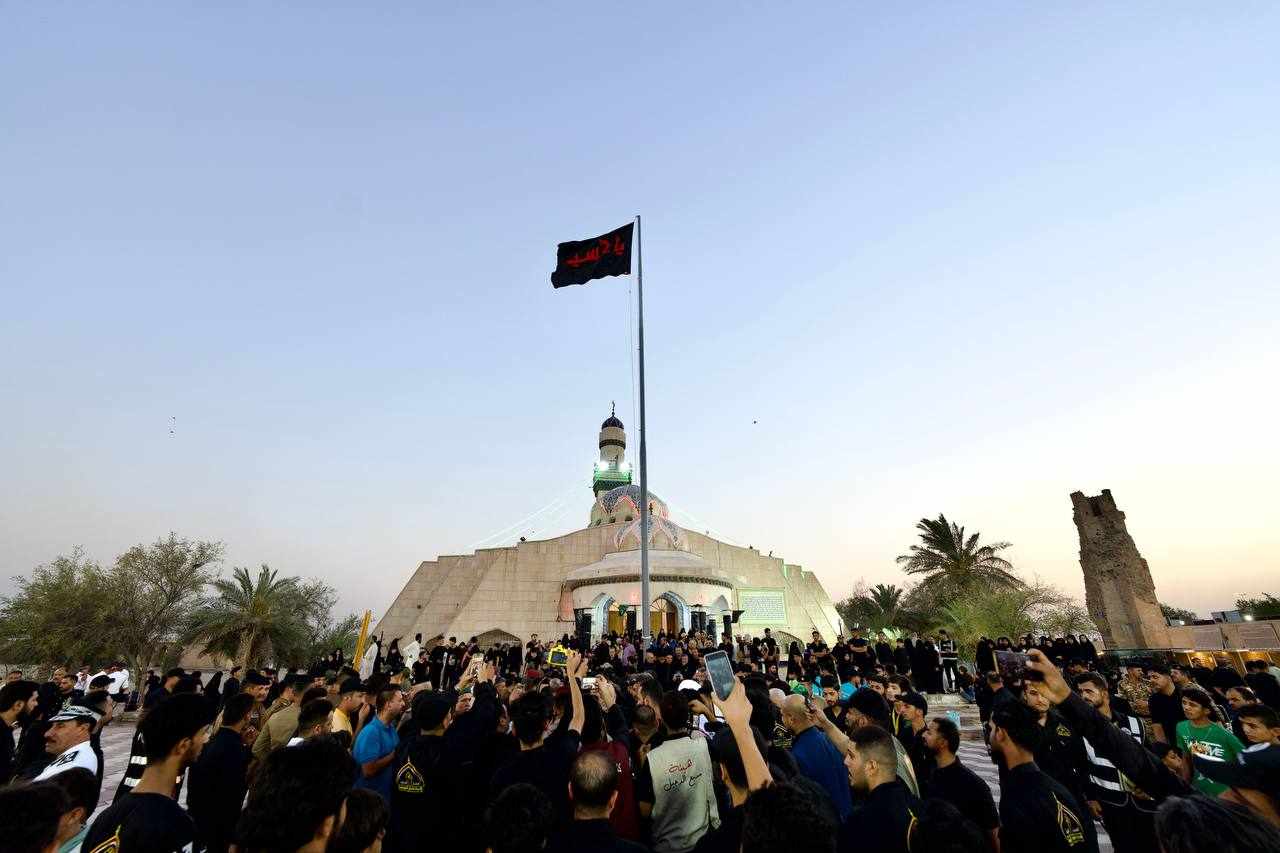 بمشاركة العتبة الحسينية البصرة تشهد  رفع راية الحزن والحداد إيذاناً ببدء أحزان محرم الحرام