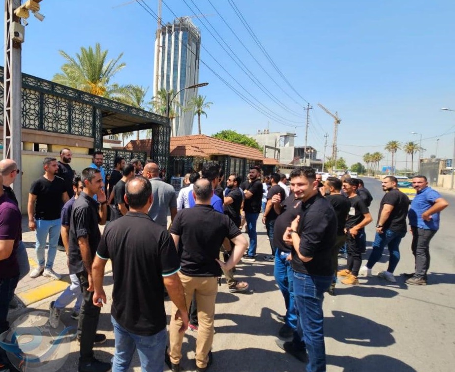 منتسبو المزارات “الشيعية” يحتجون وسط بغداد لتأخر صرف رواتبهم