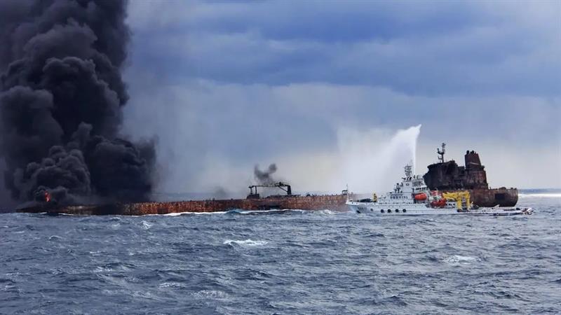 إشتعال النيران في ناقلة نفط قرب ساحل إيران