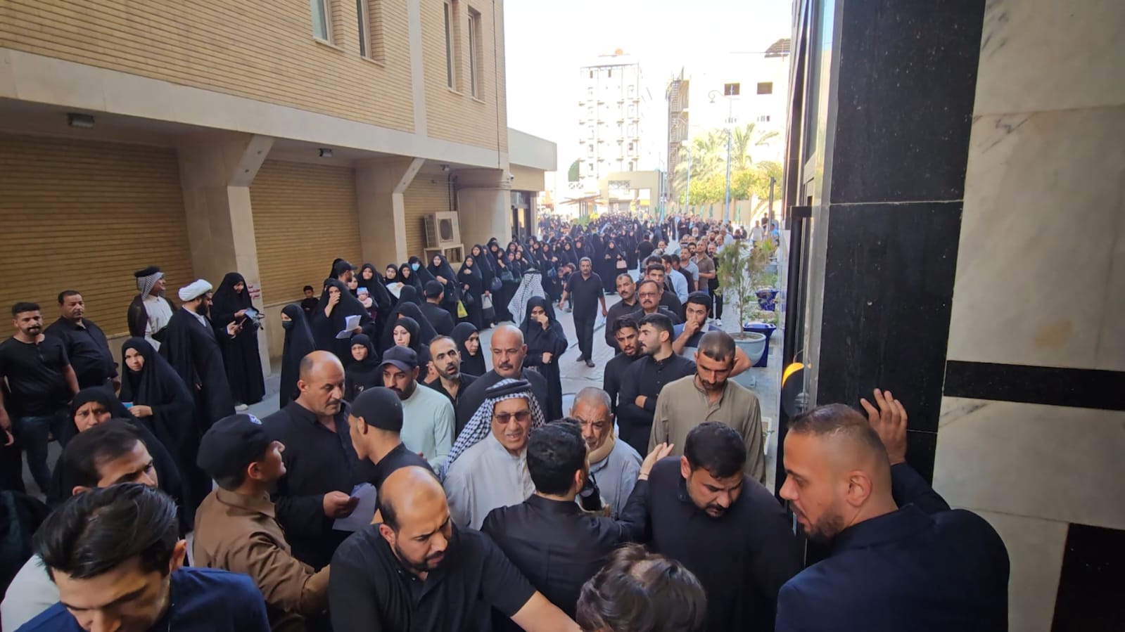 بالفيديو:عراقيون من الشمال إلى الجنوب يتعالجون مجانا بثواب الحسين مدة ٤٠ يوما