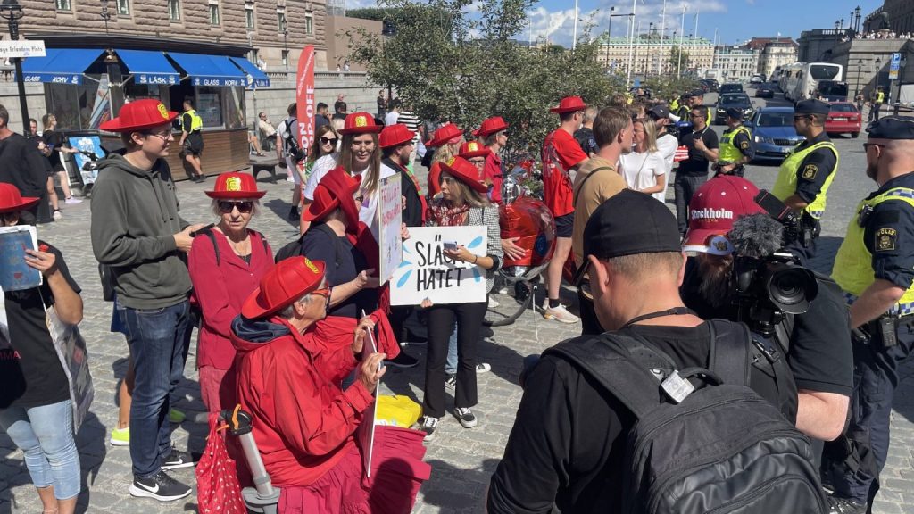 متظاهرون سويديون: “أطفئوا الكراهية”