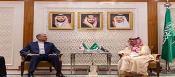 وزيرا الخارجية السعودي والإيراني يبحثان تعزيز العلاقات بين البلدين