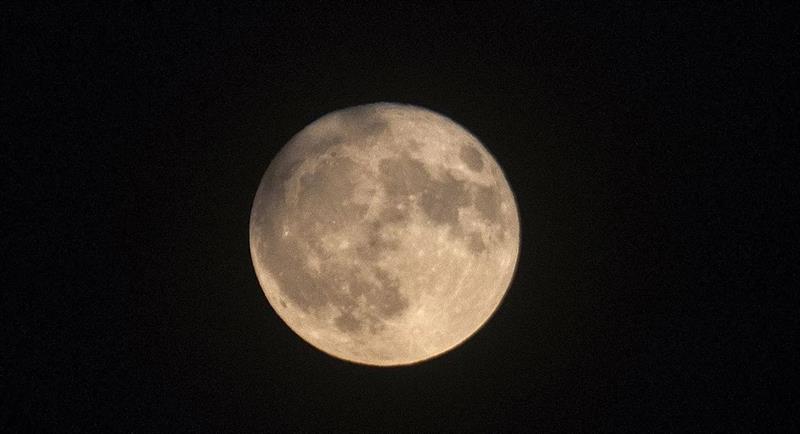 بصورة.. ناسا تكشف سر "حفرة الـ10 أمتار" على سطح القمر