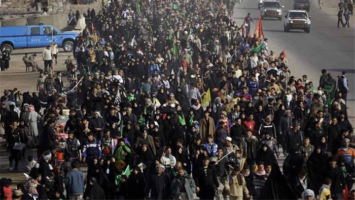 السير حافيا لزيارة الامام الحسين اظهار للتفجع في مصيبته الراتبة