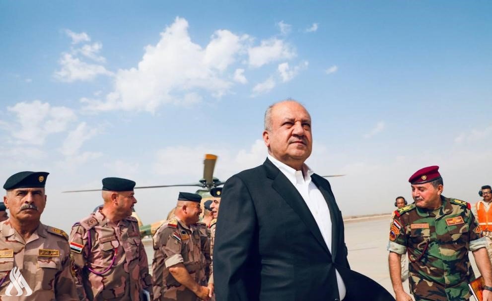 بعد قصفها بالصواريخ :وزير الدفاع يصل إلى قاعدة عين الأسد