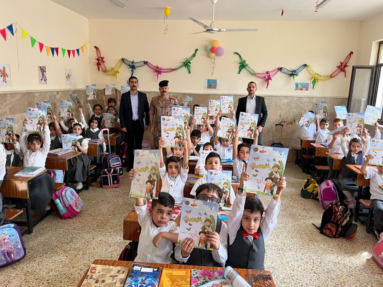 وزارة الدفاع توزع مجلة الجندي الشجاع على عدد من مدرس بغداد