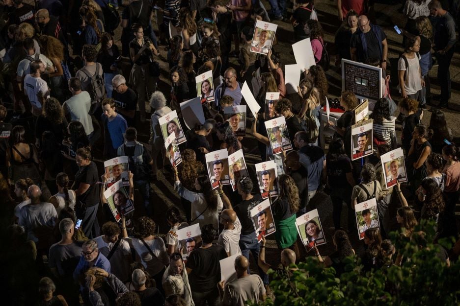 آلاف الإسرائيليين يتظاهرون للمطالبة بالإفراج عن الأسرى في غزة