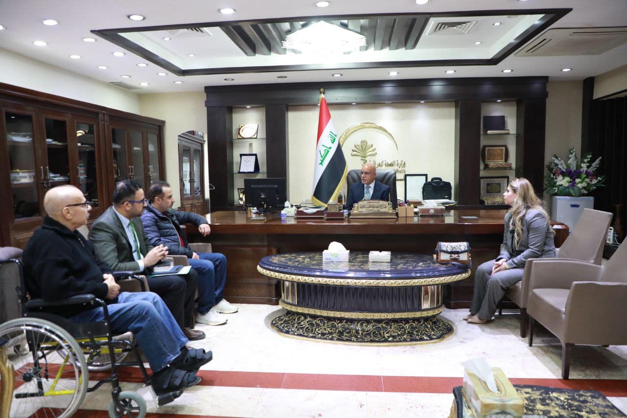 وزير الصحة يستقبل الفنان مكي عواد ويوجه بتقديم كافة الخدمات الصحية ومتابعة وضعه الصحي