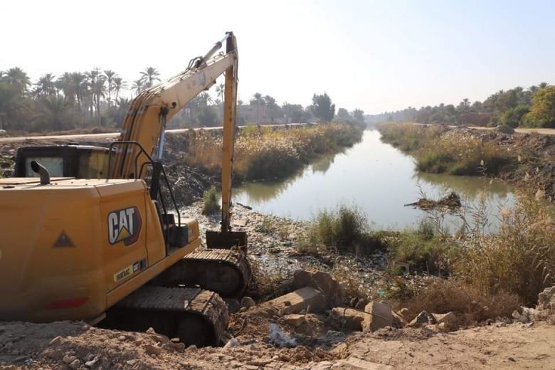 كربلاء:الموارد المائية تباشر برفع التجاوزات عن اكتاف المبازل