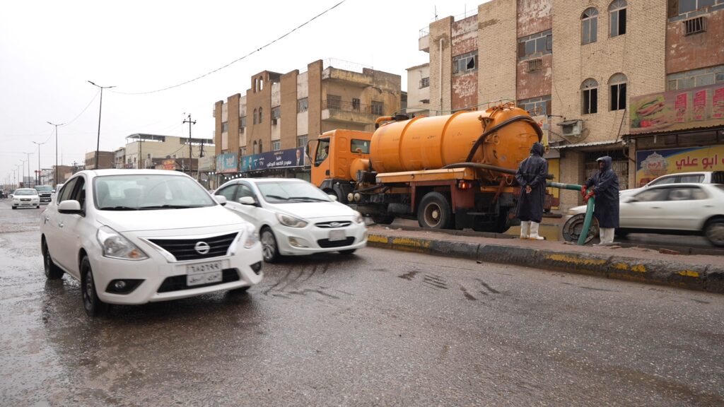 أمطار البصرة تُدخل كوادر المجاري في الأنذار