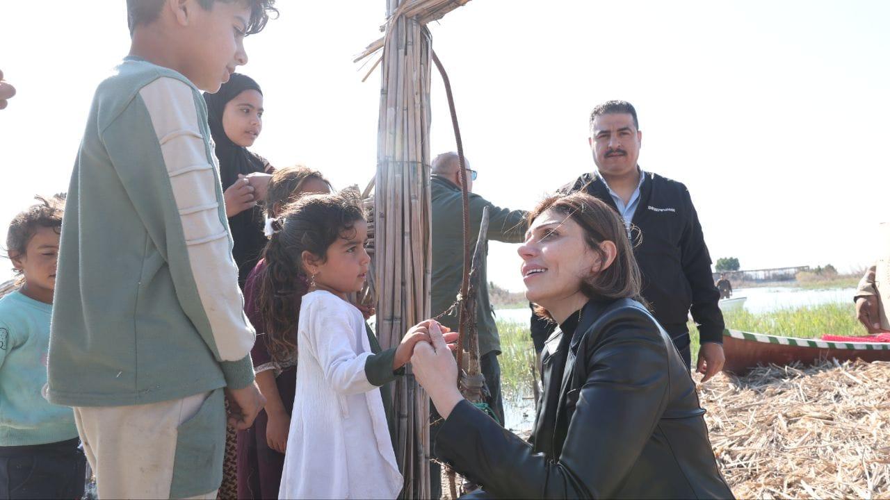 بالصور:وزيرة الهجرة تتفقد الأسر النازحة جراء التصحر بقضاء الچبايش في ذي قار