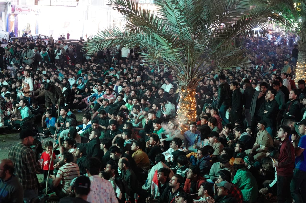 بعد الافطار :جماهير كربلاء تتابع مباراة العراق والفلبين عبر شاشات كبيرة بإحدى الساحات(فيديو)