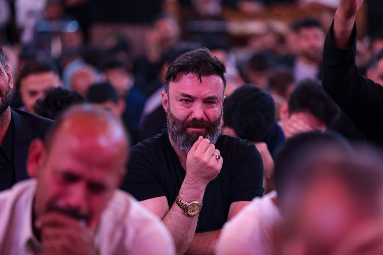 في ليلة امتزج فيها الحزن والغبطة حشود المؤمنين تحيي ليلة استشهاد الوصي وليلة القدر في الحرم الحسيني