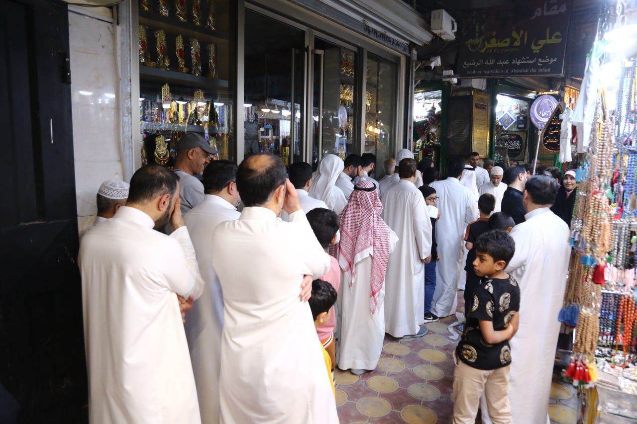 في ليالي كربلاء الرمضانية :العرب والاجانب يطوفون بمواكب عزاء حسينية في شوارع المدينة القديمة(مصور)