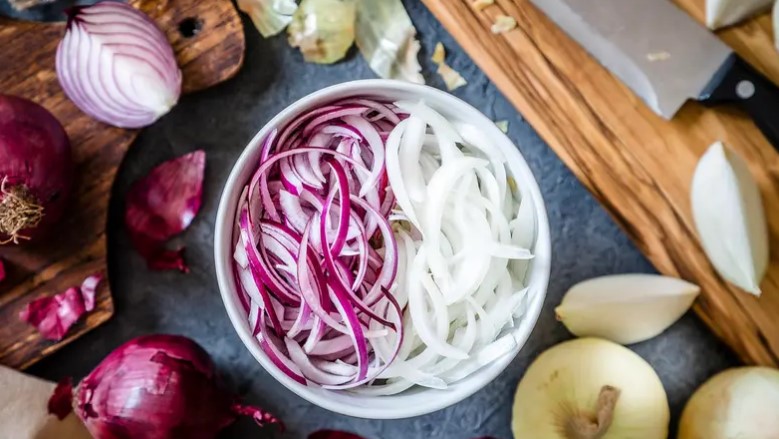 تناول البصل يوميًا يقلب حياتك.. كل مضغة بفائدة