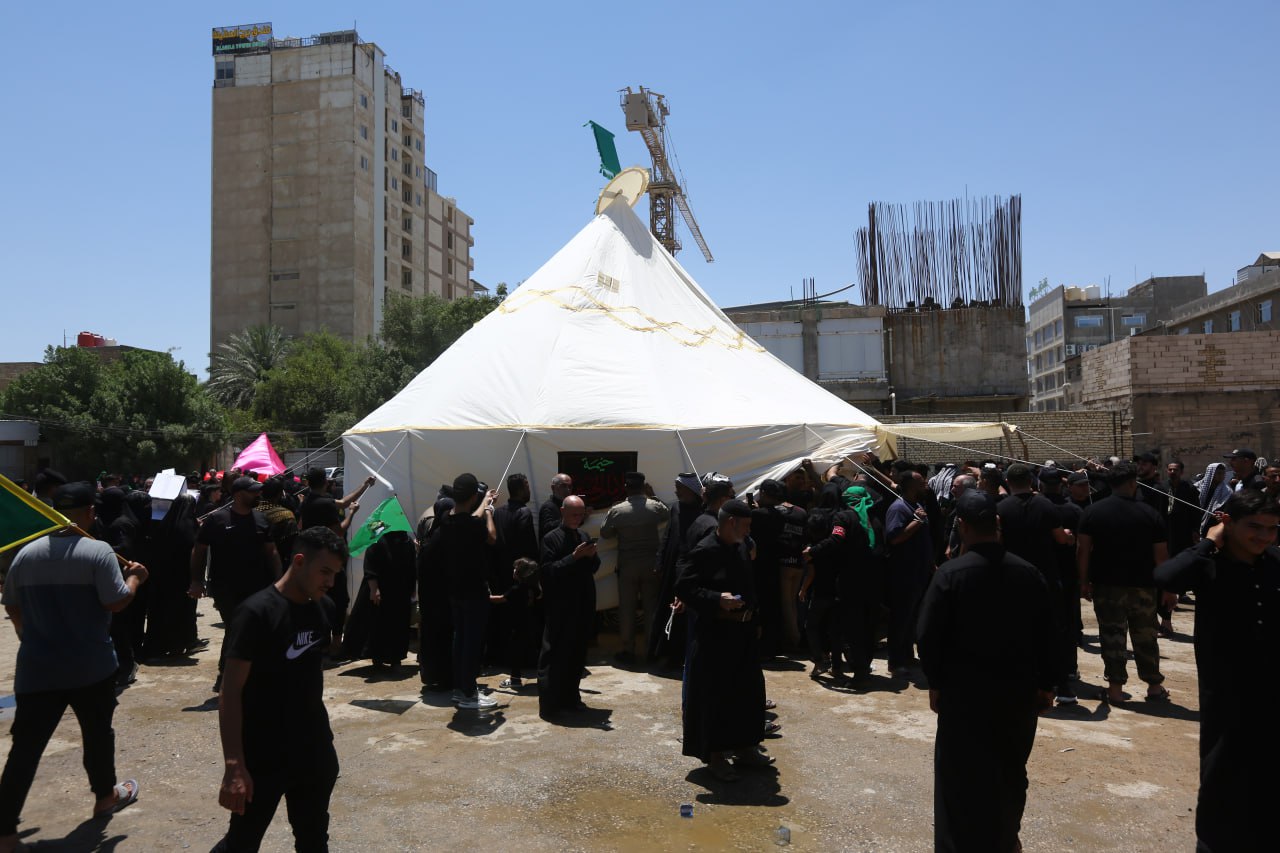 يقيمها منذ (20) عاما: موكب حرق الخيام يقدم مشاهد تمثيلية تضع الناس في اجواء معركة الطف(صور)