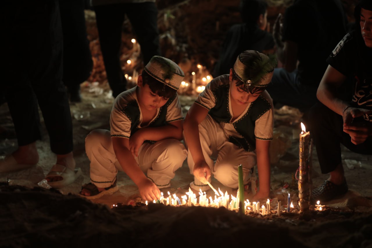 في ليلة الوحشة... دموع وآهات وادعية وامنيات في كربلاء(صور)