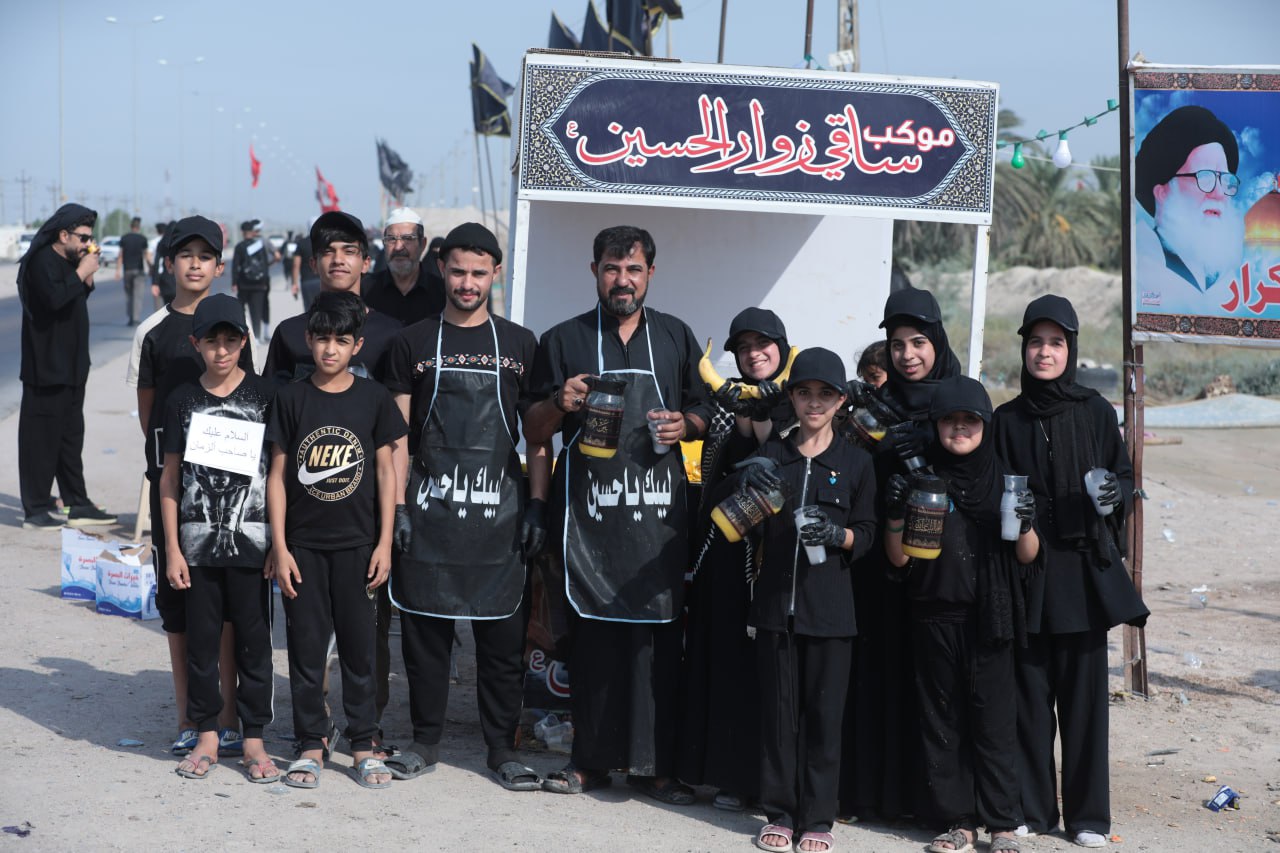 البصرة:موكب يصنع العصائر الطبيعية من "طن فاكهة" ليسقي الزائرين القادمين الى كربلاء