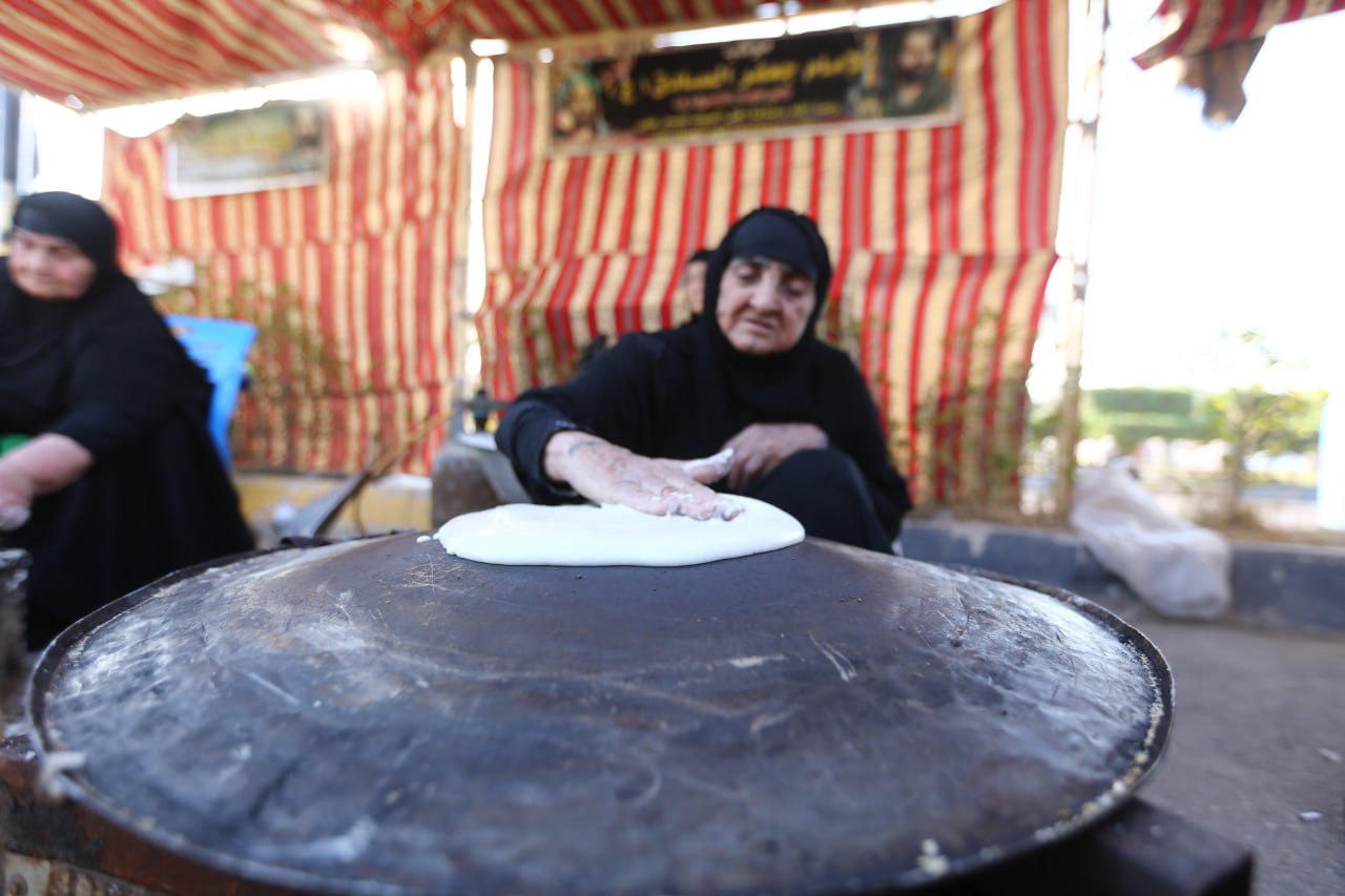 رغم المرض والشيخوخة "حبوبات" ثمانينيات يطعمن المشاية خبز "السياح" الجنوبي