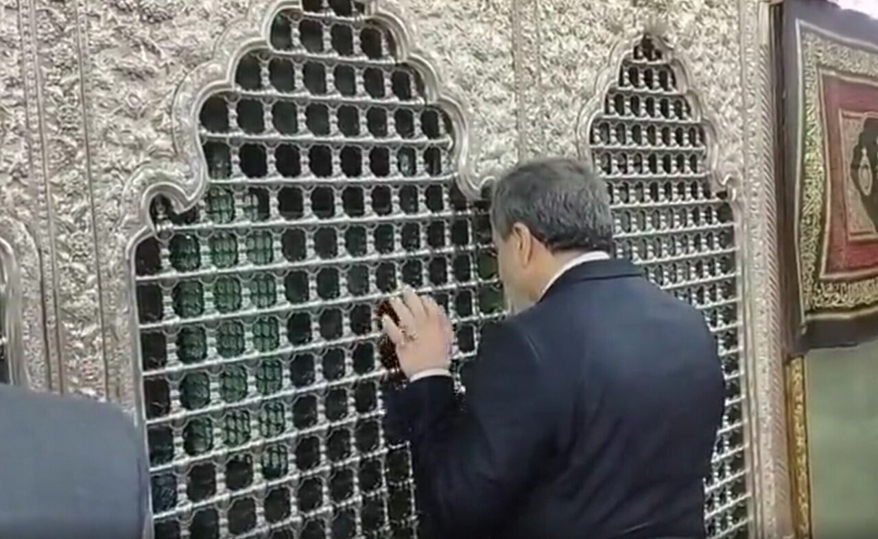 عراقجي يزور مرقد السيدة رقية (عليها السلام) في سوريا