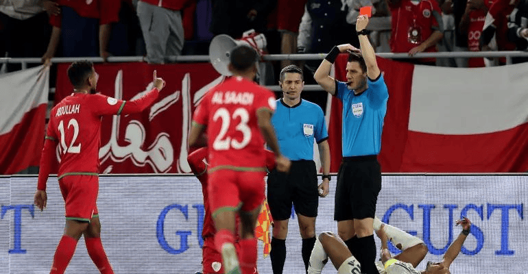 منتخب عمان بعشرة لاعبين يقصي السعودية من خليجي 26