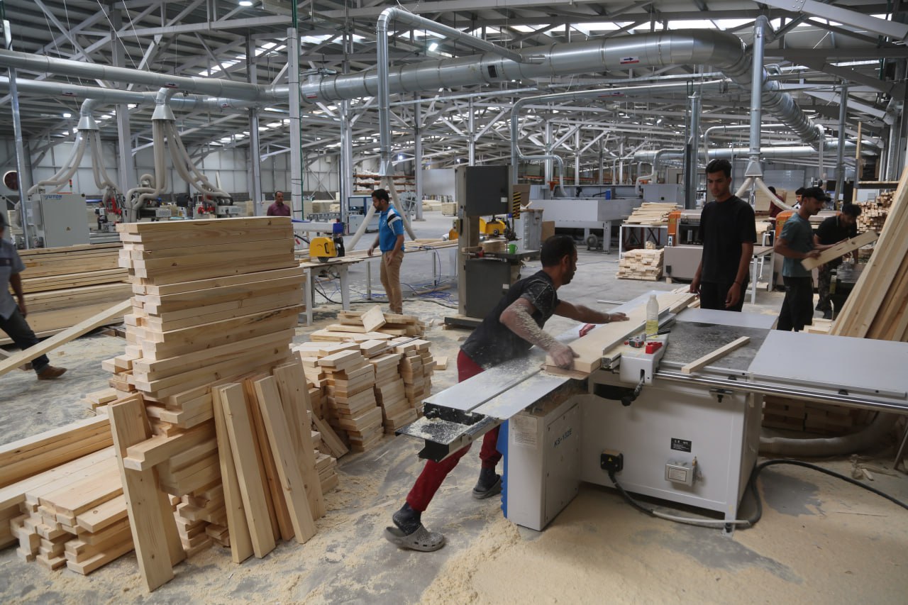 تدعمها العتبة الحسينية :مصانع عطاء الوارث تنتج (400) باب منزلي يوميا منها مقاومة للحريق(مصور)