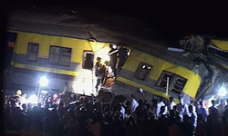 65 قتيلا في تصادم قطارين بالهند