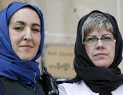 صحيفة بريطانية : آلاف الشابات البريطانيات يعتنقن الإسلام