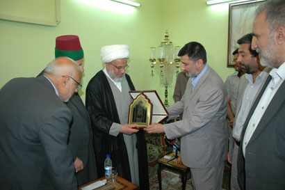 العتبة الحسينية المقدسة تحتفي بالذكرى الثامنة لاستلام مهامها الادارية وتكرم الشيخ الكربلائي درع وراية العتبة المقدسة