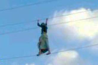 سعودي يسير فوق أسلاك الضغط العالي غضباً من انقطاع التيار الكهربائي