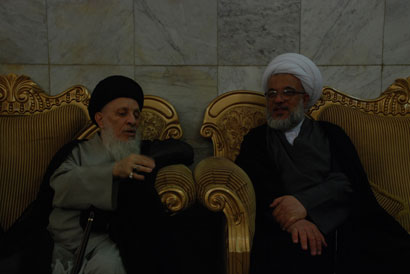 المرجع الحكيم يؤدي مراسيم زيارة الامام الحسين في كربلاء (تقرير مصور)