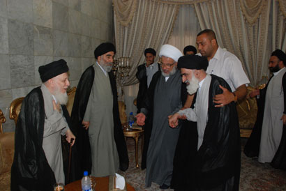 آية الله المرعشي يزور حرم الأمام الحسين عليه السلام