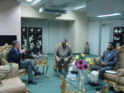 وزير الثقافة يطلع على اصدارات العتبة الحسينية ويدعو الى ضرورة التواصل الفكري لاعادة العراق لمراتبه العليا