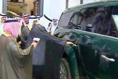 العاهل السعودي  يدشن غزال 1 أول سيارة سعودية بالكامل