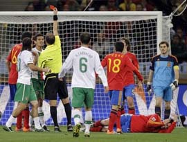 قائمة اللاعبين المطرودين في كأس العالم في جنوب افريقيا