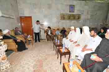 وفد سوري يضم 50 شخصية يزور مرقد الامام الحسين ويعد بعمل سكة حديد بين الحرمين الشريفين